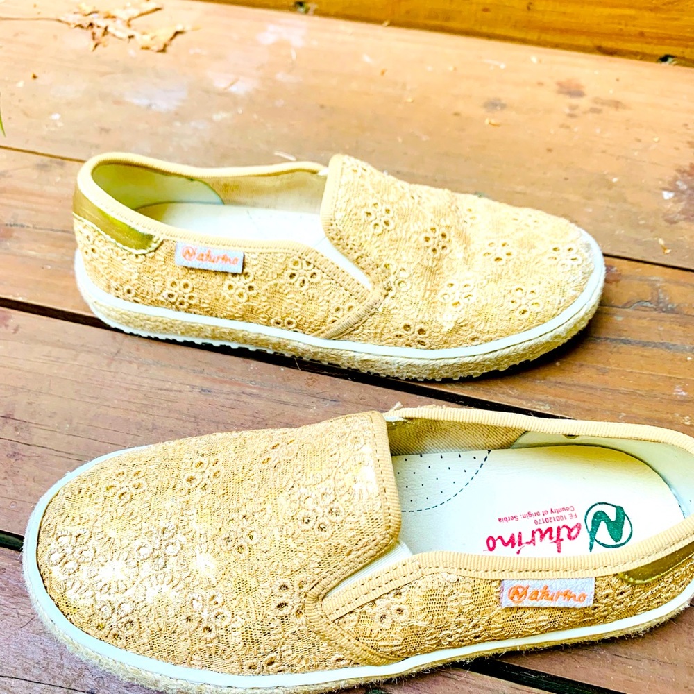 Naturino gold lace slip on shoes Girls size 12